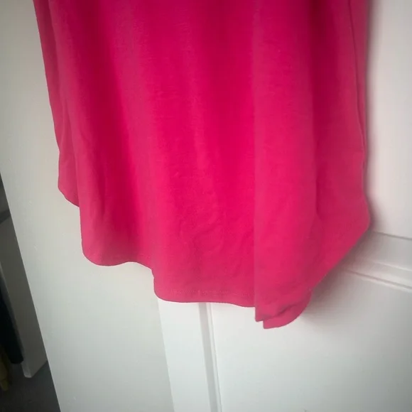 Zenana Short Sleeve Dolphin Hem Shell Button Top in Hot Pink Size Small NWOT - Picture 3 of 5